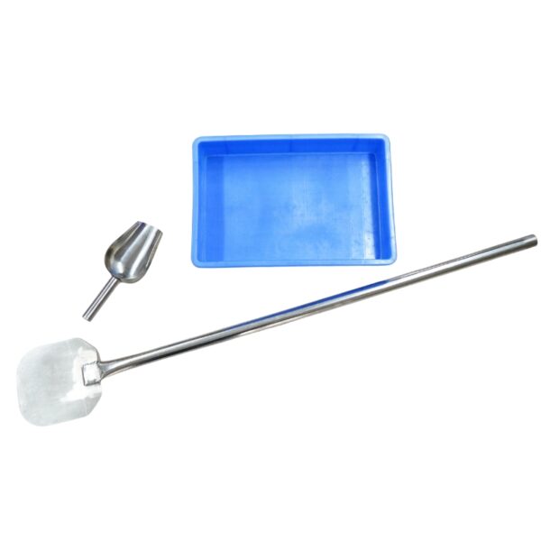 Displayed on a white background are essentials for the Popcorn Machine Gas Commercial 32oz Manual HX-PM03: a blue plastic tray, a commercial metal scoop, and a long-handled metal paddle.